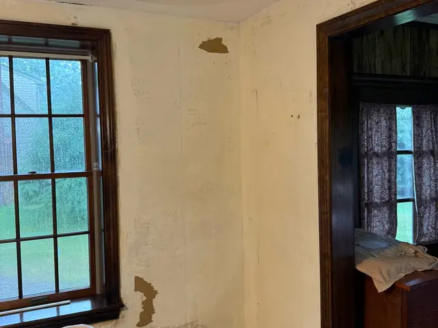 Kitchen: wallpaper to fresh paint, before